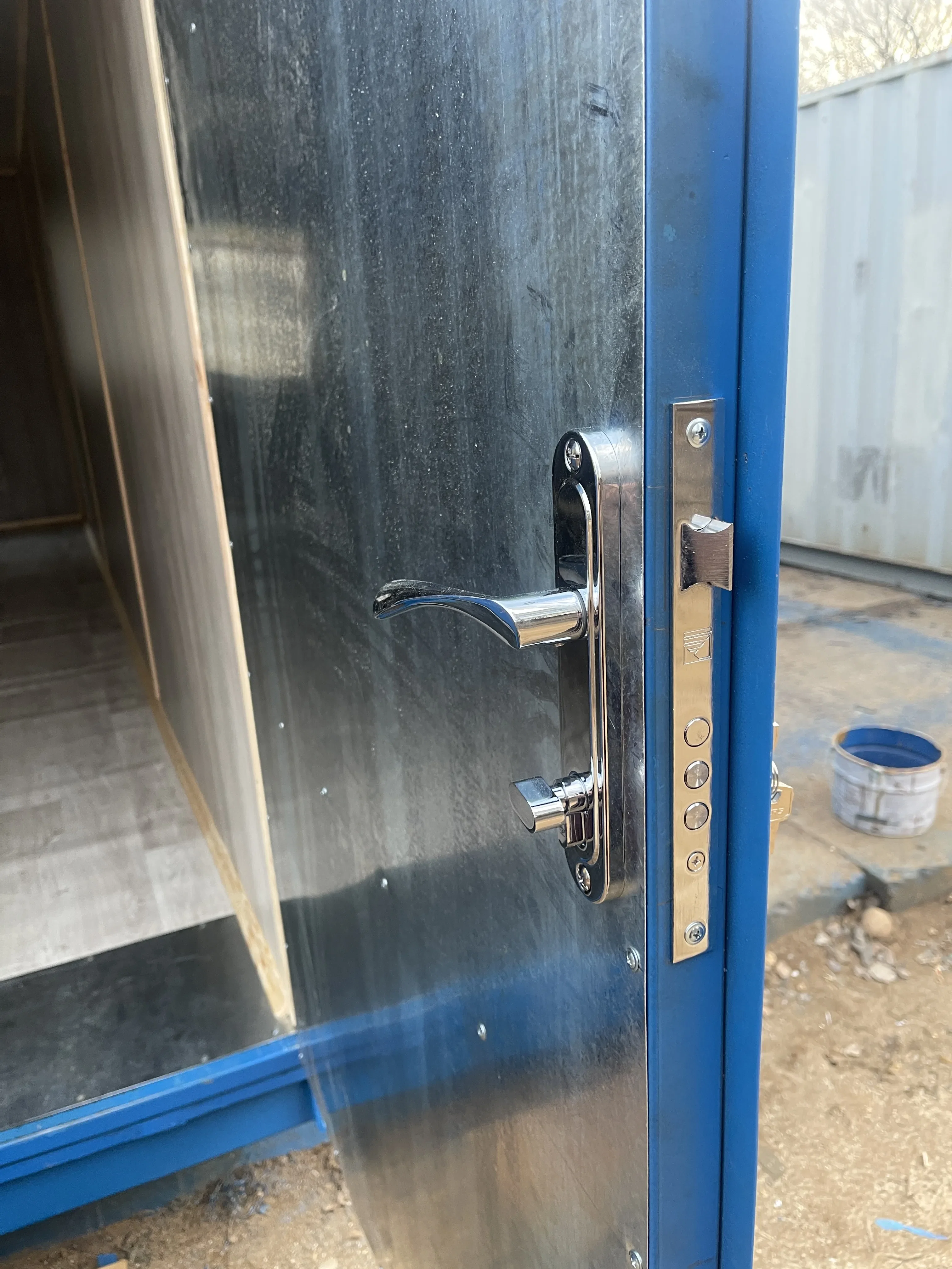 Продажа бытовки из морского контейнера 6x2,5 м с утеплением и отделкой – идеальный офис. 2