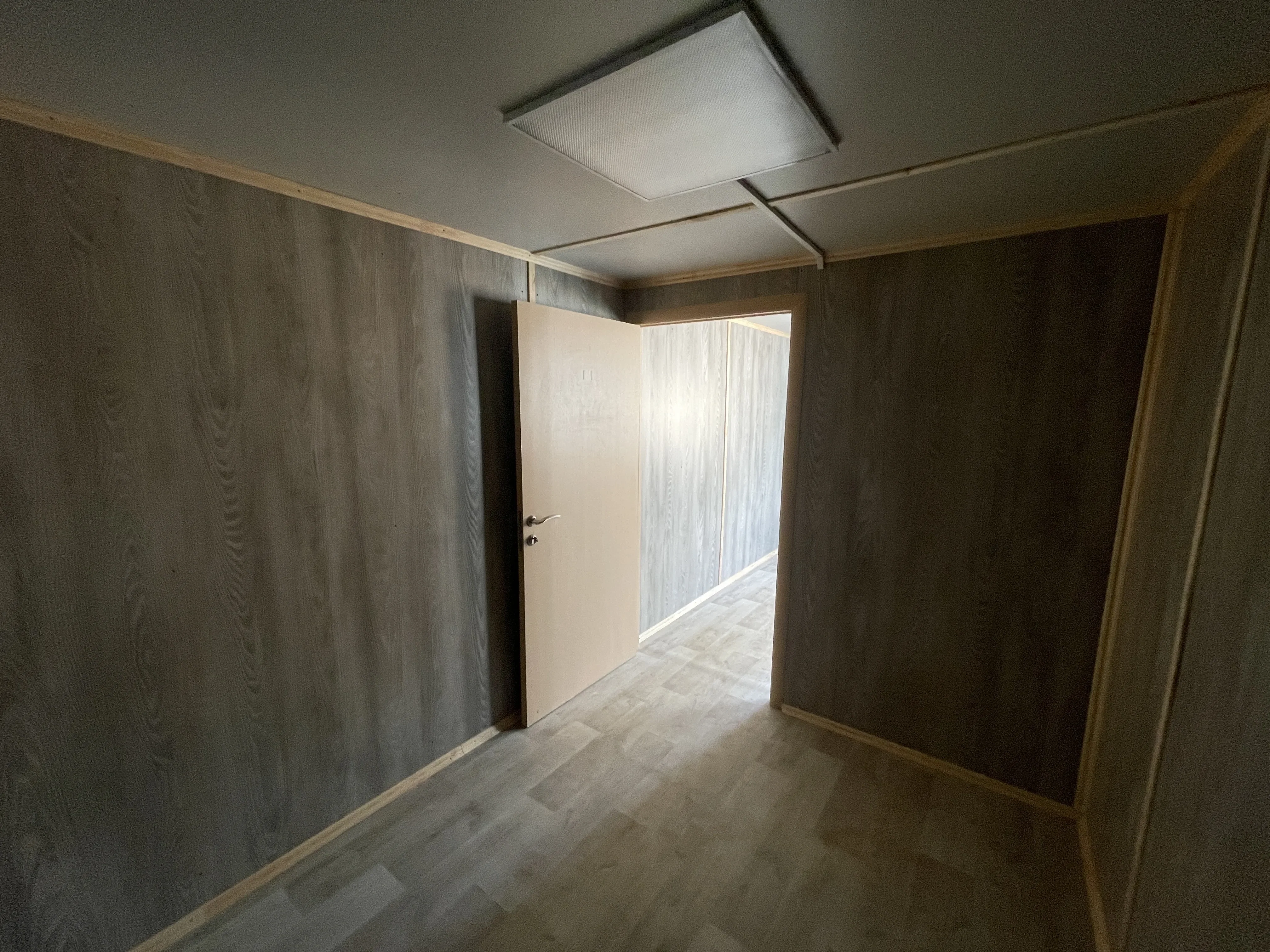 Продажа бытовки из морского контейнера 6x2,5 м с утеплением и отделкой – идеальный офис. 5