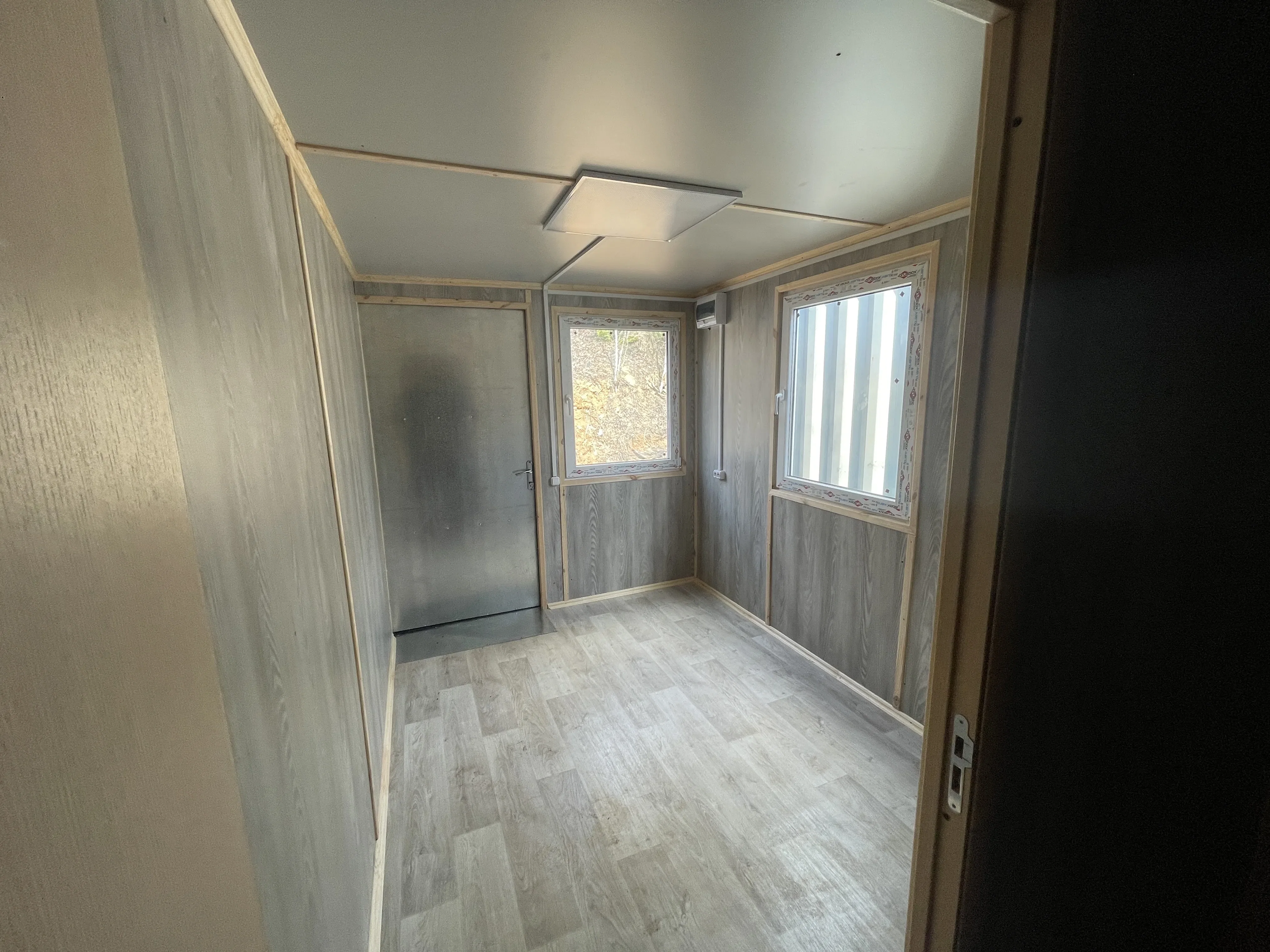 Продажа бытовки из морского контейнера 6x2,5 м с утеплением и отделкой – идеальный офис. 3